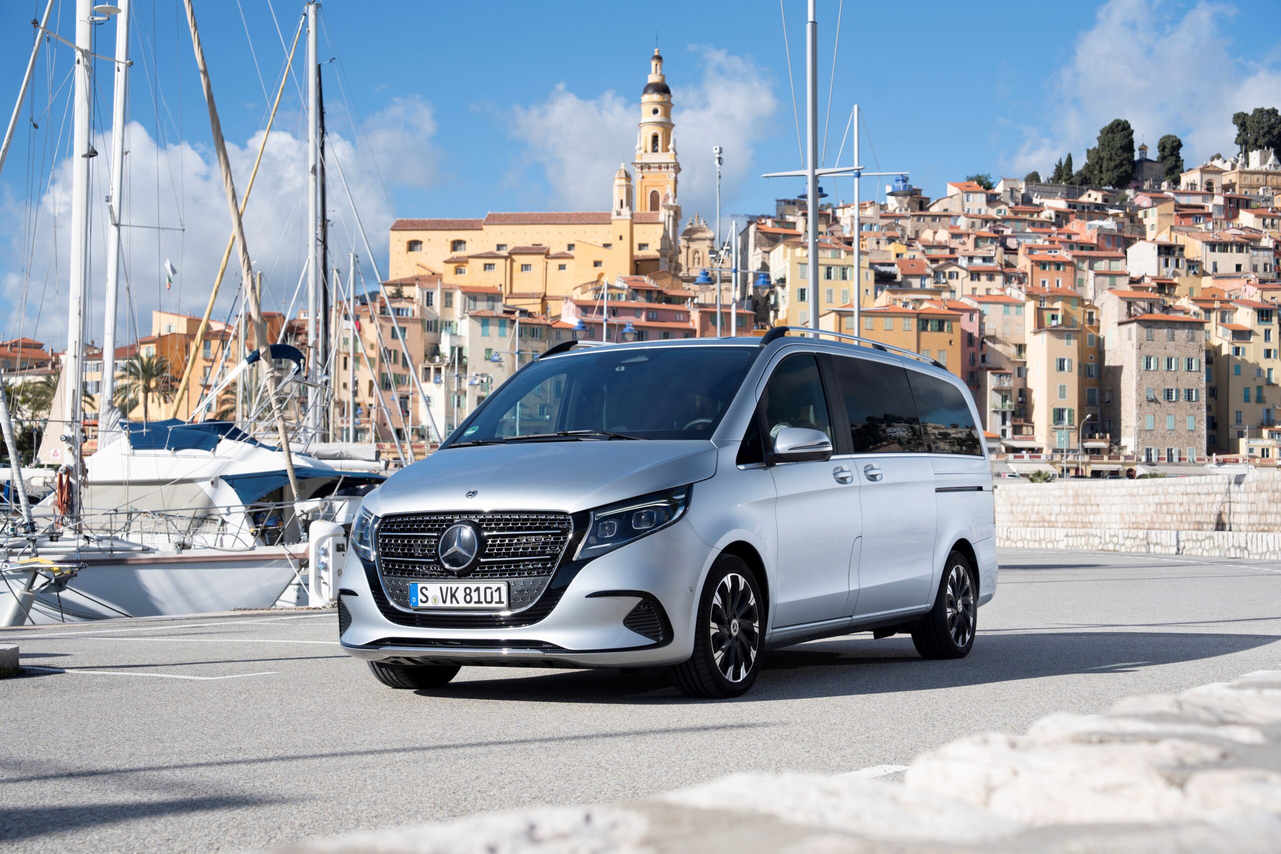 La nuova Mercedes-Benz VLE inaugura una generazione di van elettrici modulari: comfort da limousine, versatilità da MPV e tecnologia sostenibile al servizio della mobilità multispazio.