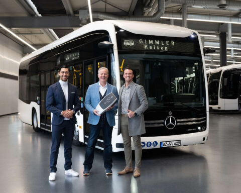 Da sinistra: Elias Mex (Sales and Project Manager, Charging Infrastructure, Omniplus Charge), Manfred Thielmann (Managing Director, Gimmler Reisen) e Sinisa Ristic (Sales of Mercedes-Benz Buses).