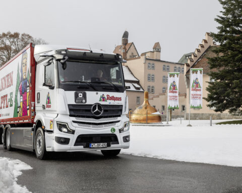 Il nuovo eActros 600 di Mercedes-Benz Trucks durante il viaggio da Rothaus a Bruxelles: 680 km a emissioni zero per dimostrare l’efficienza del trasporto elettrico a lunga distanza.