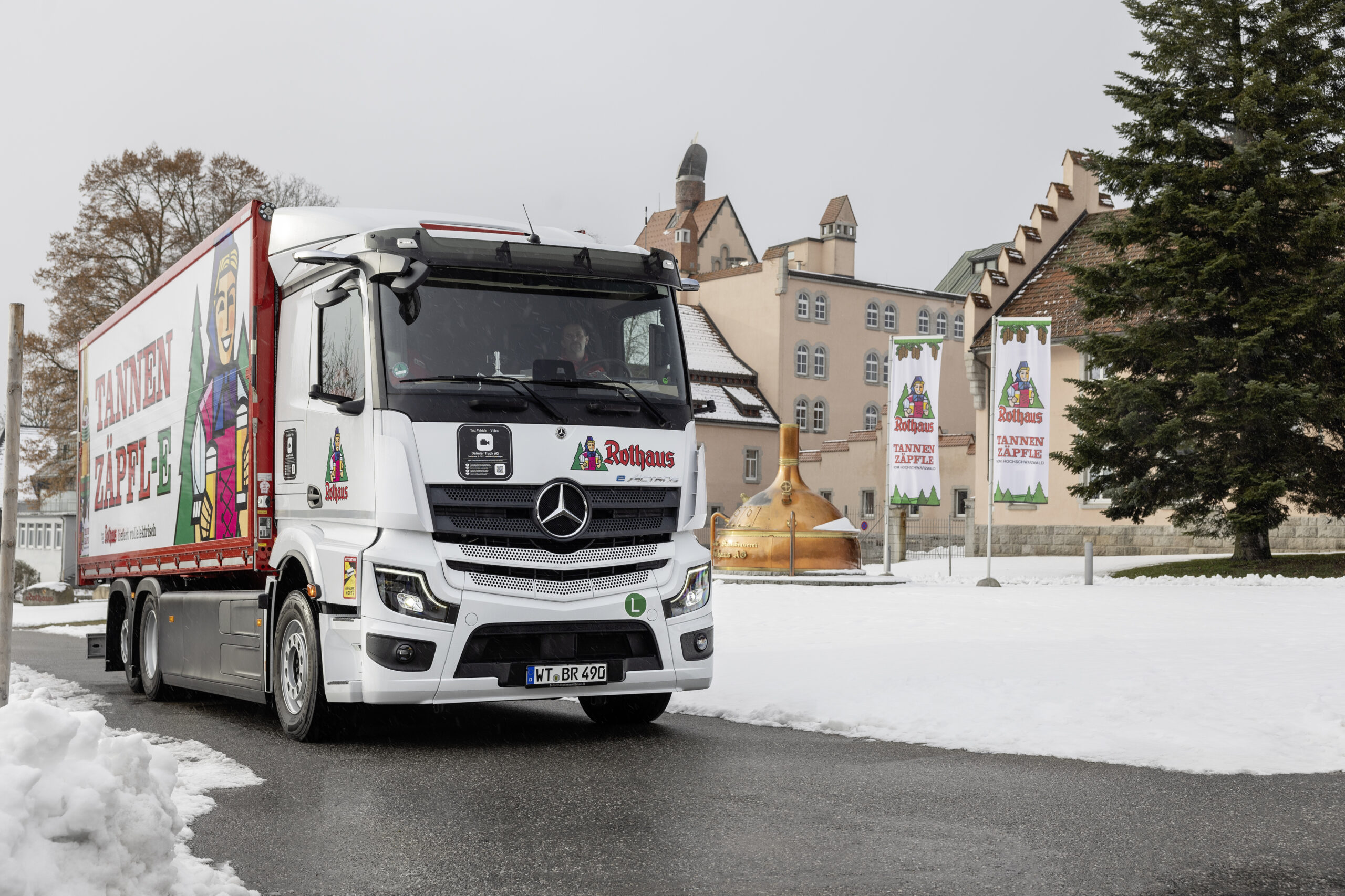 Il nuovo eActros 600 di Mercedes-Benz Trucks durante il viaggio da Rothaus a Bruxelles: 680 km a emissioni zero per dimostrare l’efficienza del trasporto elettrico a lunga distanza.