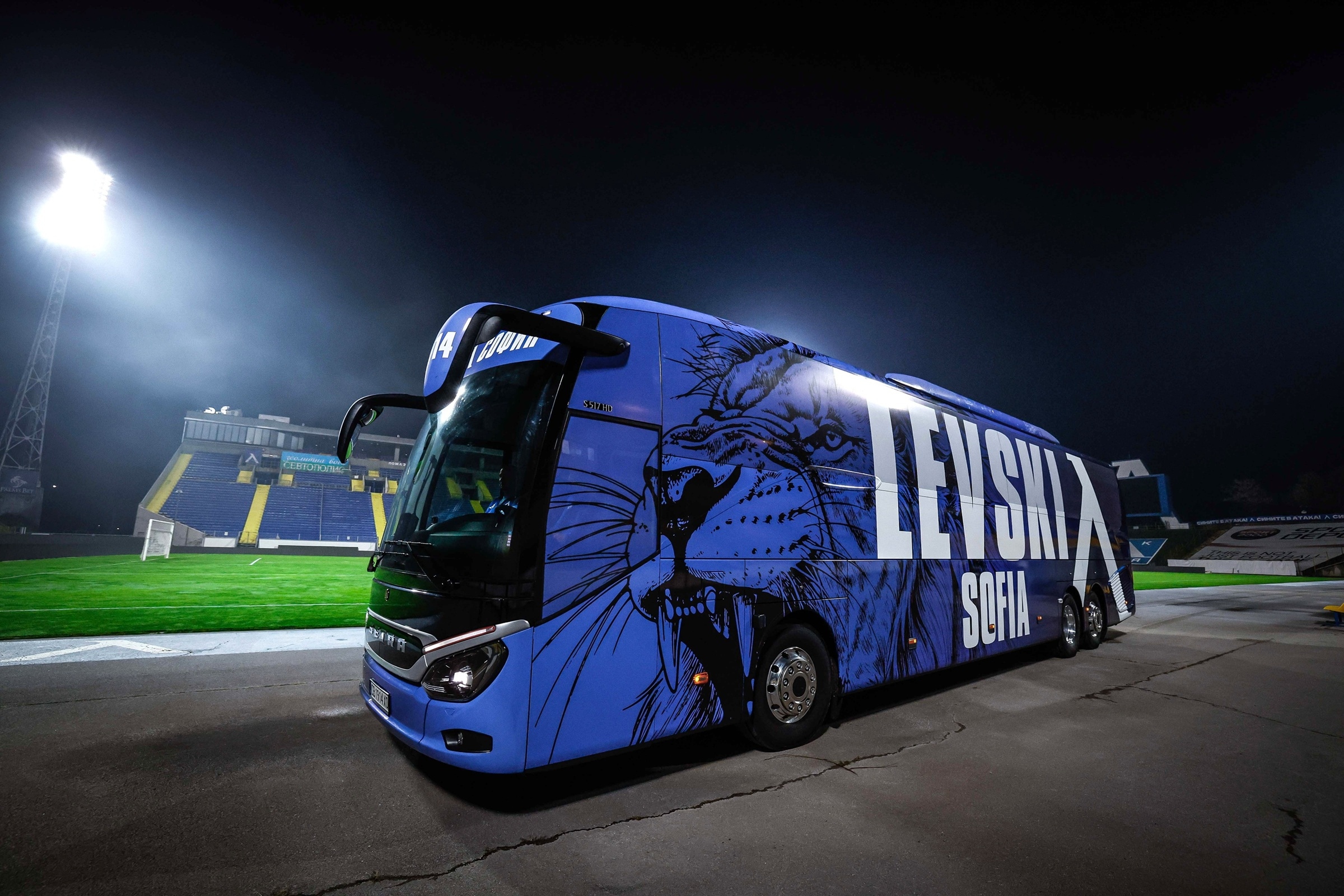 Il nuovo pullman squadra calcio Setra S 517 HD, personalizzato per il Levski Sofia, unisce comfort, tecnologia e sicurezza per gli spostamenti della squadra.