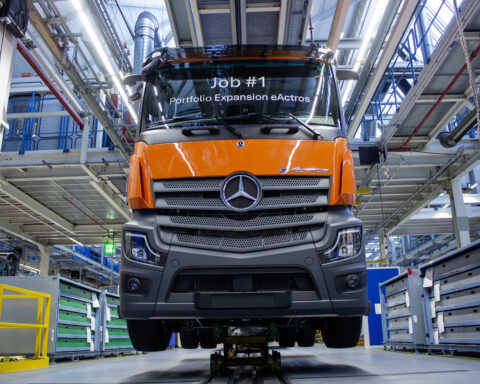 Nuova generazione di camion elettrici pesanti in linea: espansione della gamma eActros con due modelli flessibili