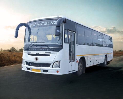 Il nuovo autobus pesante BharatBenz BB1924, progettato per il trasporto intercity in India, combina elevata capacità, comfort per i passeggeri e tecnologie avanzate per la sicurezza su lunghe percorrenze.