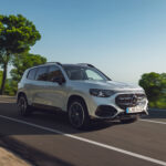 La nuova Mercedes-Benz GLB, SUV elettrico compatto, unisce design robusto, tecnologie digitali avanzate e ampi spazi interni per rispondere alle esigenze di mobilità moderna e sostenibile.