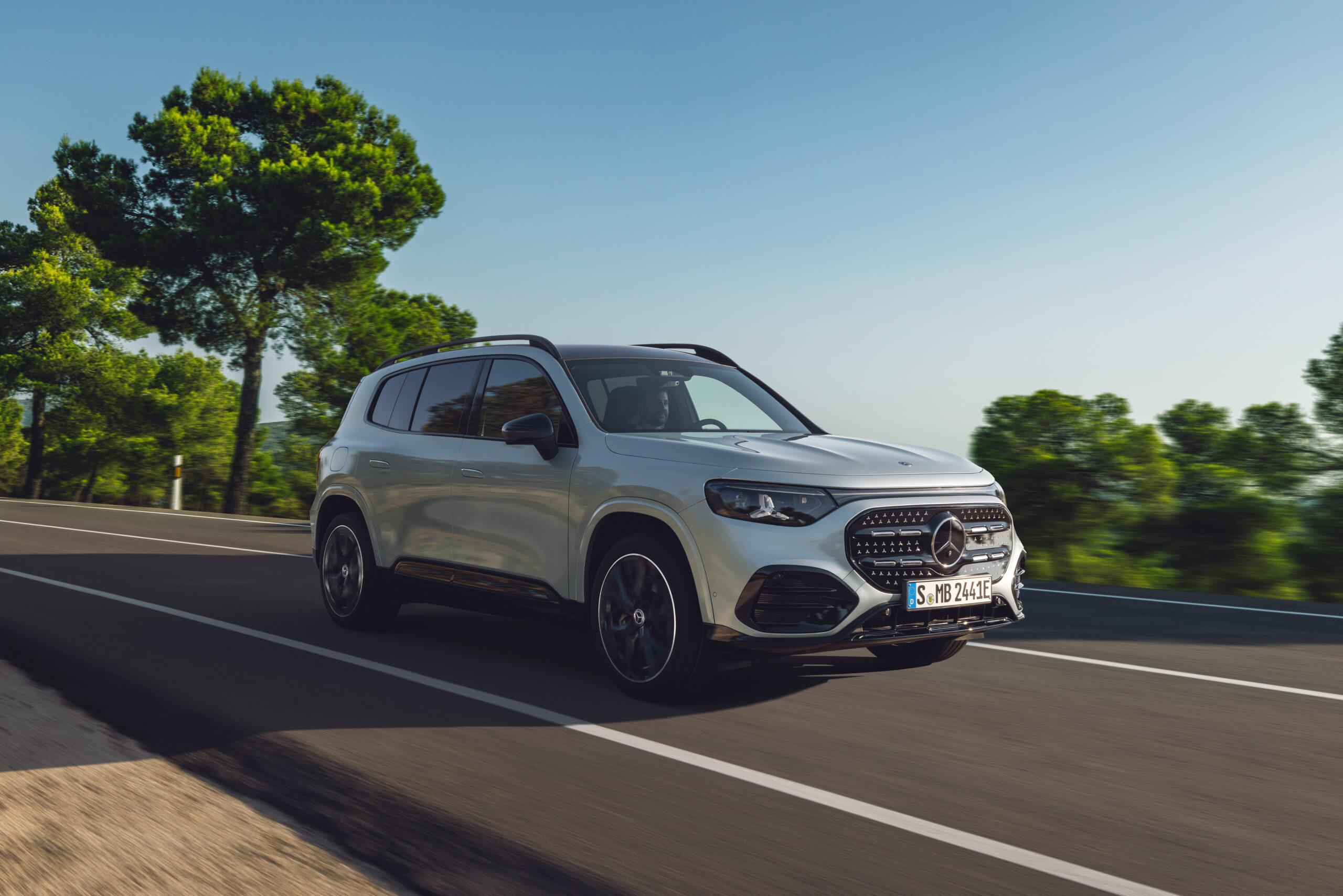 La nuova Mercedes-Benz GLB, SUV elettrico compatto, unisce design robusto, tecnologie digitali avanzate e ampi spazi interni per rispondere alle esigenze di mobilità moderna e sostenibile.