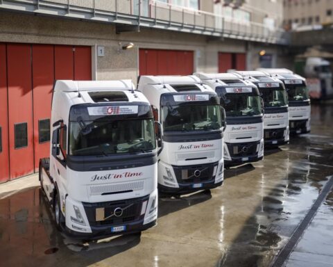 Un nuovo capitolo nella crescita del Gruppo GTI: l’ingresso di 26 veicoli Volvo FH nella flotta rafforza la strategia “just in time” e potenzia l’efficienza del trasporto container tra porti, terminal e logistica europea.