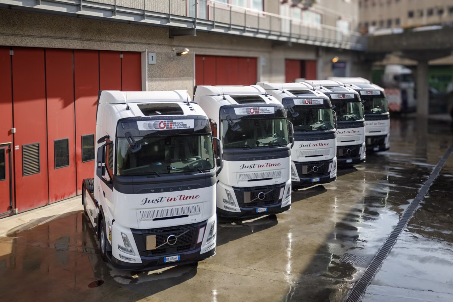 Un nuovo capitolo nella crescita del Gruppo GTI: l’ingresso di 26 veicoli Volvo FH nella flotta rafforza la strategia “just in time” e potenzia l’efficienza del trasporto container tra porti, terminal e logistica europea.