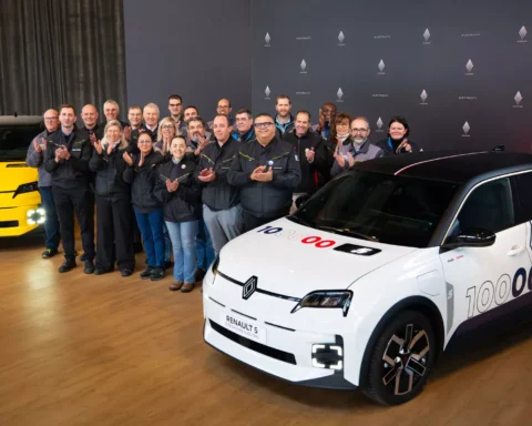 La 100.000ª Renault 5 E-Tech Electric esce dalla linea di produzione dello stabilimento Ampere di Douai: un simbolo del successo industriale e commerciale della mobilità elettrica targata Renault.