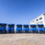 Consegna ufficiale dei nuovi veicoli elettrici Mercedes-Benz presso la sede AEV, alla presenza dei rappresentanti di Daimler Truck Italia e Piolanti Truck. Un passo concreto verso una logistica più sostenibile.