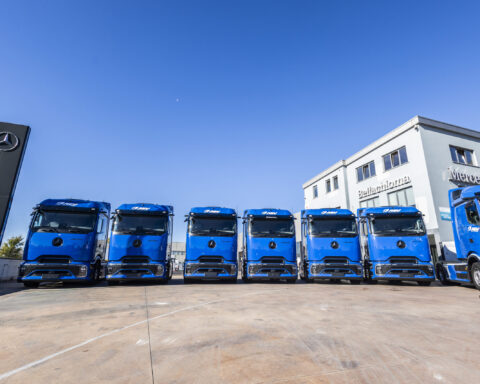 Consegna ufficiale dei nuovi veicoli elettrici Mercedes-Benz presso la sede AEV, alla presenza dei rappresentanti di Daimler Truck Italia e Piolanti Truck. Un passo concreto verso una logistica più sostenibile.