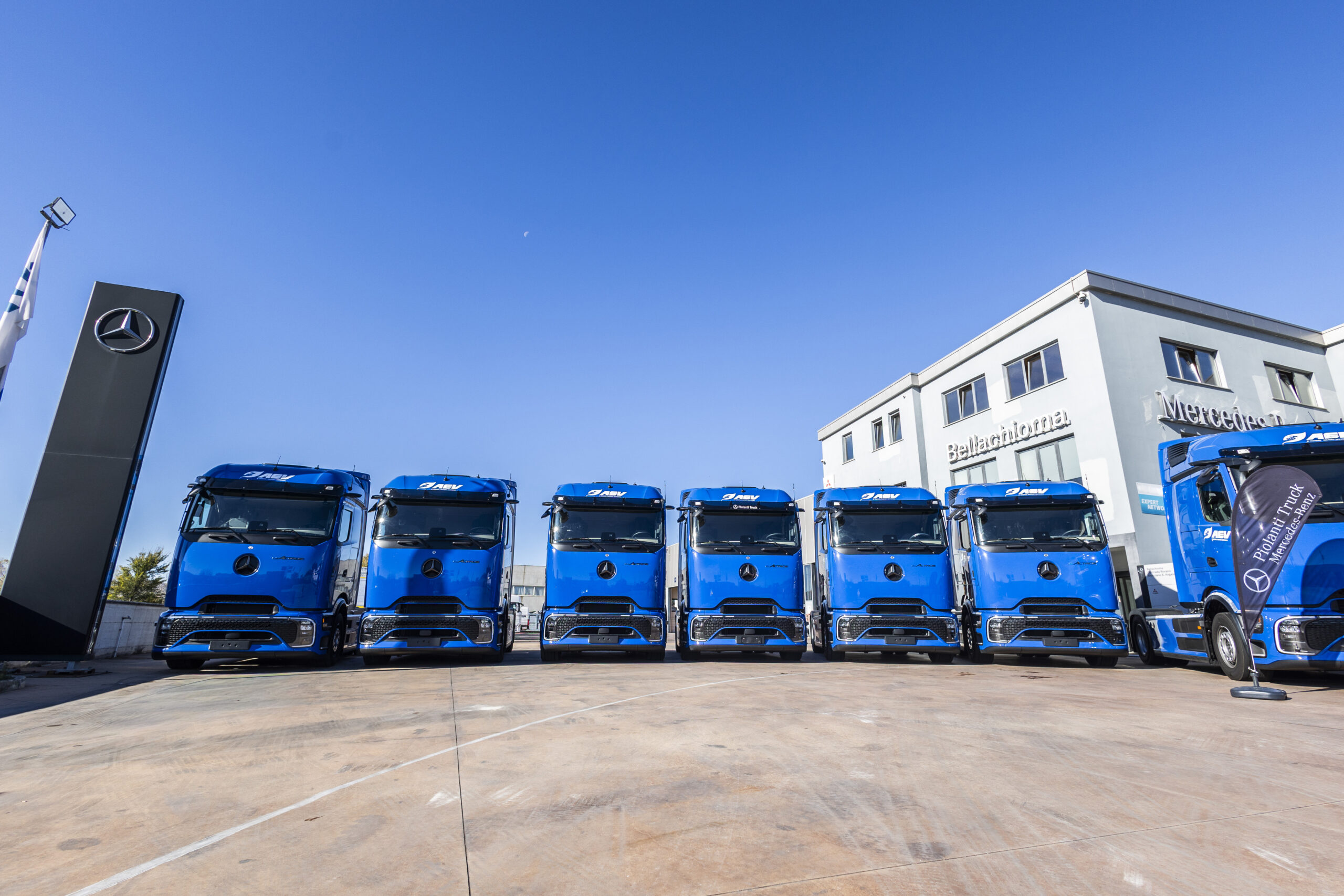 Consegna ufficiale dei nuovi veicoli elettrici Mercedes-Benz presso la sede AEV, alla presenza dei rappresentanti di Daimler Truck Italia e Piolanti Truck. Un passo concreto verso una logistica più sostenibile.
