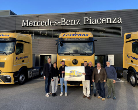 Consegna ufficiale dei nuovi camion Actros L ProCabin presso la sede Mercedes-Benz Piacenza: Fertrans rafforza la propria flotta puntando su tecnologia, comfort e logistica sostenibile.