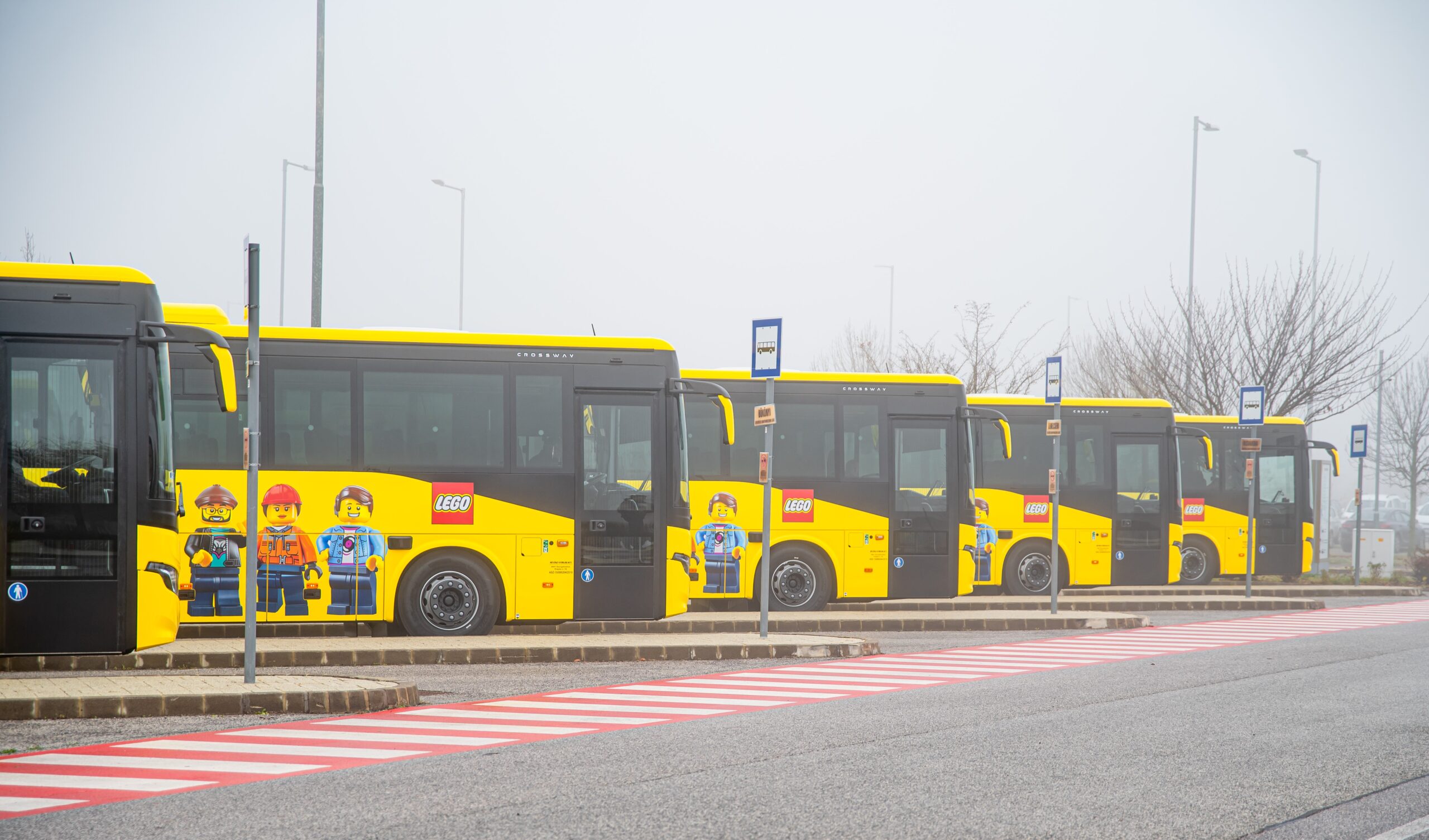 15 autobus IVECO BUS per il trasporto quotidiano dei dipendenti LEGO in Ungheria: comfort, sicurezza e design colorato al servizio della mobilità aziendale sostenibile.
