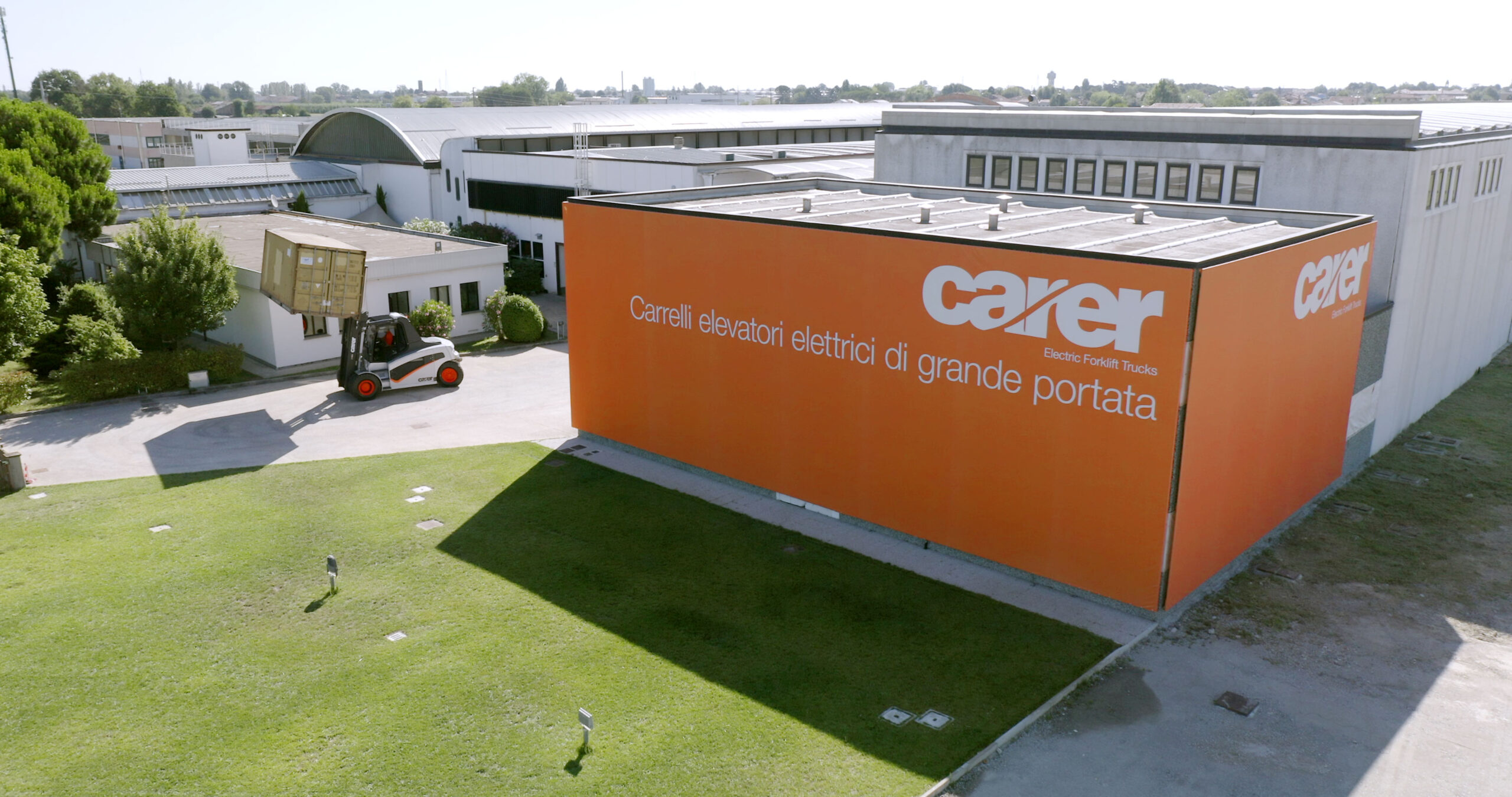 La sede centrale di Carer a Cotignola (RA), cuore tecnologico e strategico dell’azienda italiana specializzata in carrelli elevatori elettrici.
