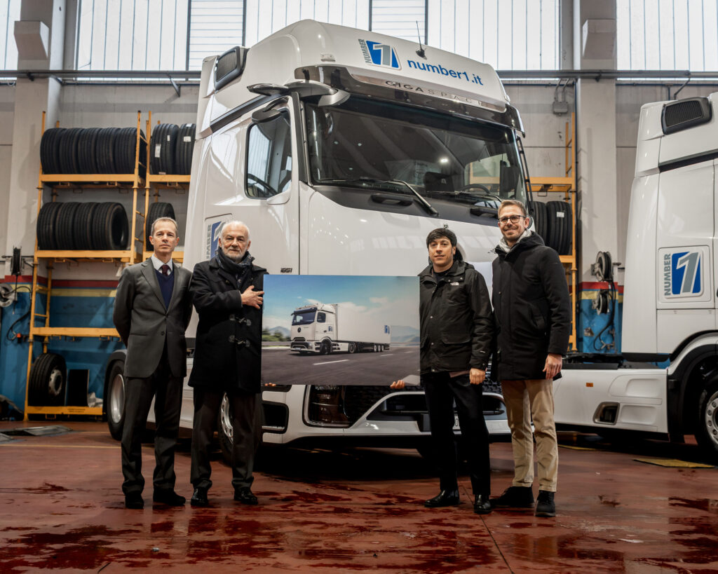 Number 1 sceglie i nuovi Actros L ProCabin di Daimler Truck per un trasporto sostenibile 3