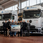 Daimler Truck ha consegnato dieci nuovi Actros L ProCabin a Number 1 Logistics Group, rafforzando la flotta con veicoli ad alta efficienza e sicurezza, a supporto di un trasporto sostenibile nella logistica alimentare.