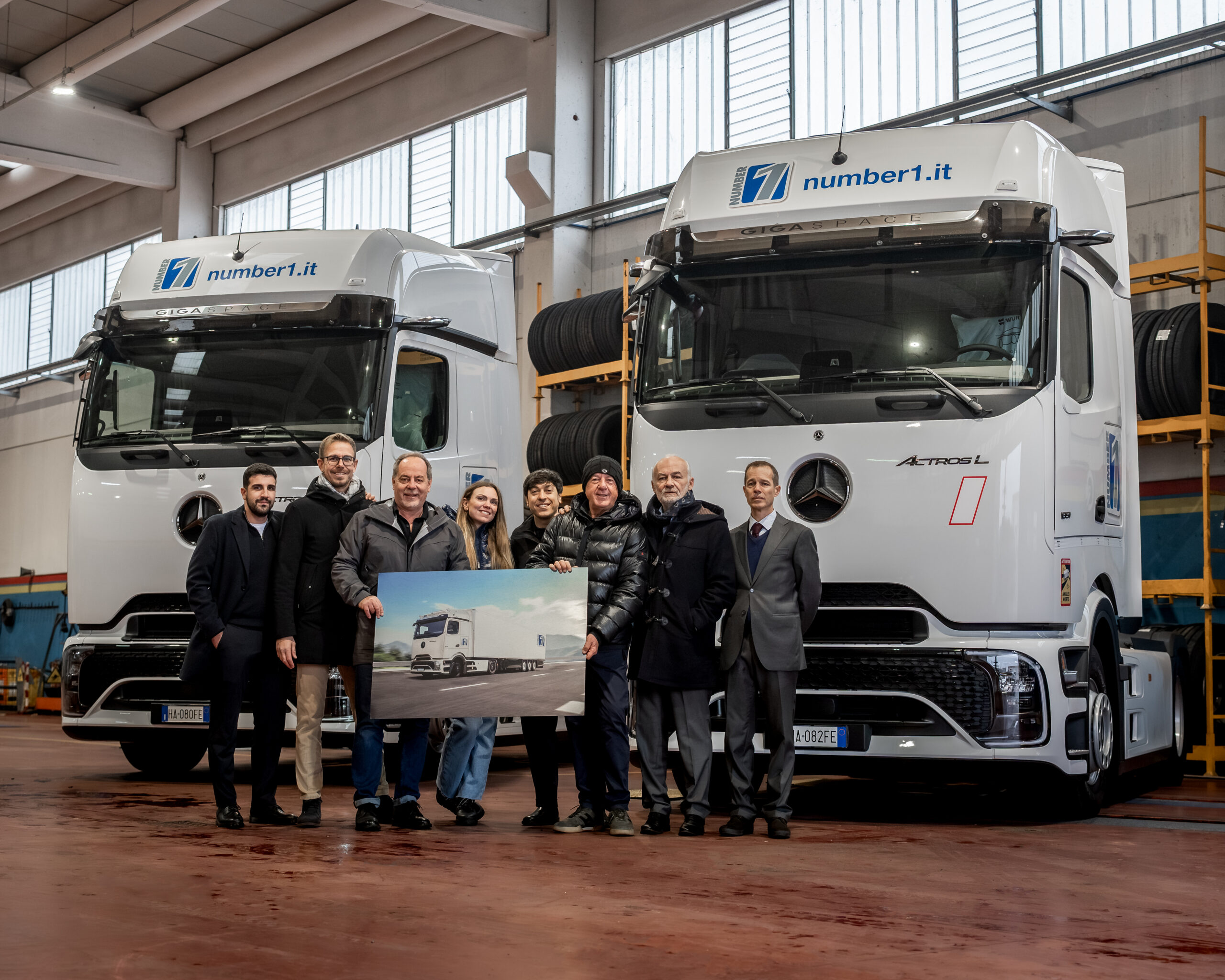 Daimler Truck ha consegnato dieci nuovi Actros L ProCabin a Number 1 Logistics Group, rafforzando la flotta con veicoli ad alta efficienza e sicurezza, a supporto di un trasporto sostenibile nella logistica alimentare.