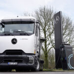 Un camion elettrico in fase di ricarica presso una stazione del TruckCharge Network, la rete semi-pubblica europea sviluppata da Spirii e Daimler Truck per favorire la mobilità elettrica nel trasporto pesante.