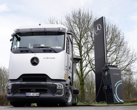 Un camion elettrico in fase di ricarica presso una stazione del TruckCharge Network, la rete semi-pubblica europea sviluppata da Spirii e Daimler Truck per favorire la mobilità elettrica nel trasporto pesante.