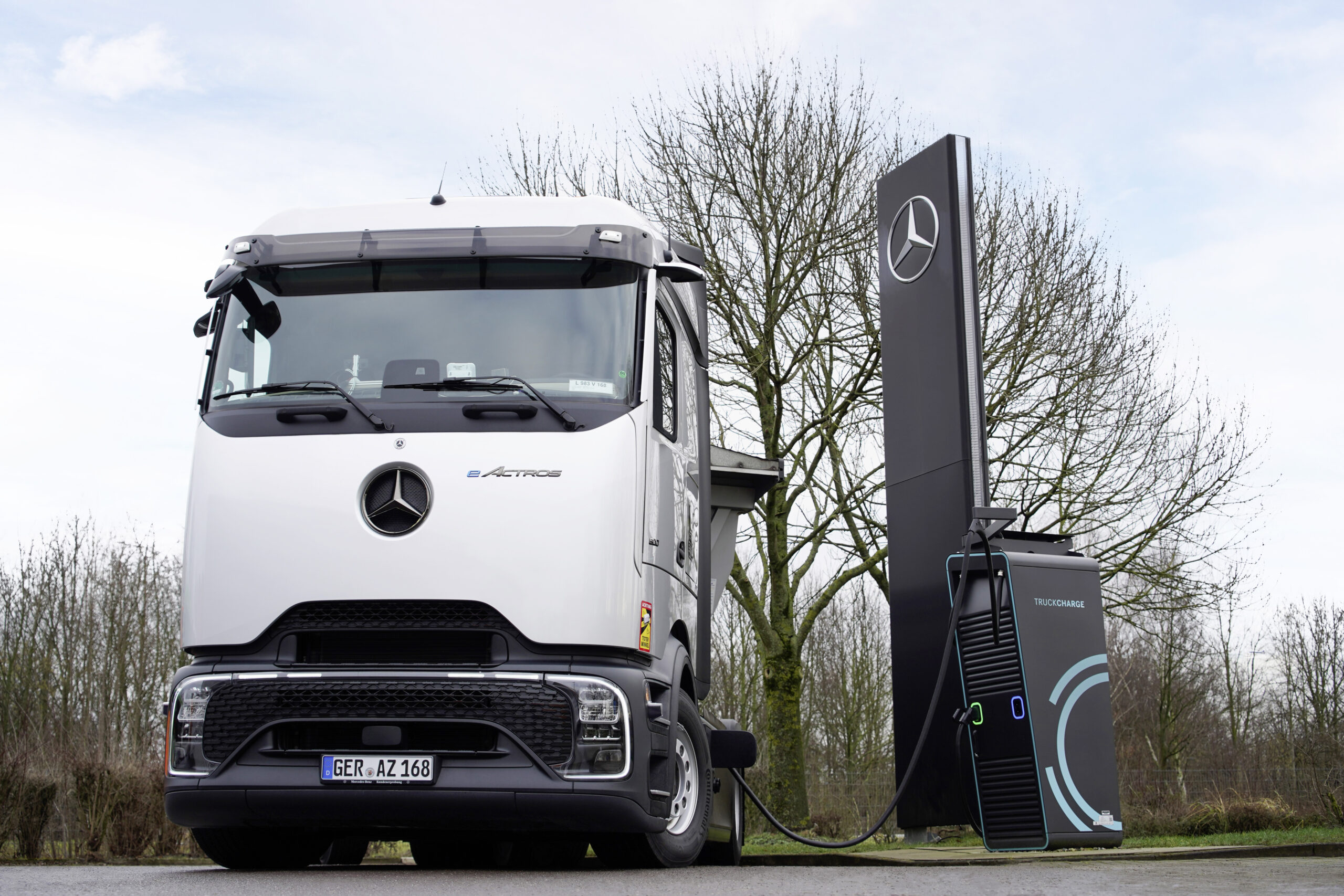 Un camion elettrico in fase di ricarica presso una stazione del TruckCharge Network, la rete semi-pubblica europea sviluppata da Spirii e Daimler Truck per favorire la mobilità elettrica nel trasporto pesante.