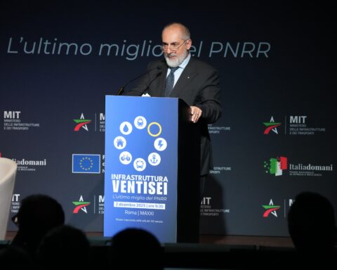 Espansione della rete Alta Velocità, investimenti infrastrutturali, obiettivi PNRR e progetti strategici del Gruppo FS per la mobilità ferroviaria del futuro.