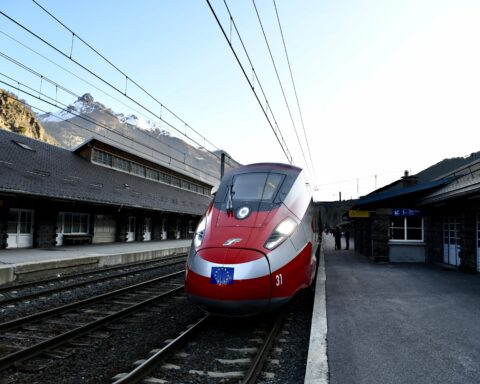 Un treno Frecciarossa in servizio sulla rete francese: Trenitalia France consolida la propria presenza nell’Alta Velocità tra Parigi, Lione, Milano e Marsiglia, raggiungendo 4,7 milioni di passeggeri in quattro anni.