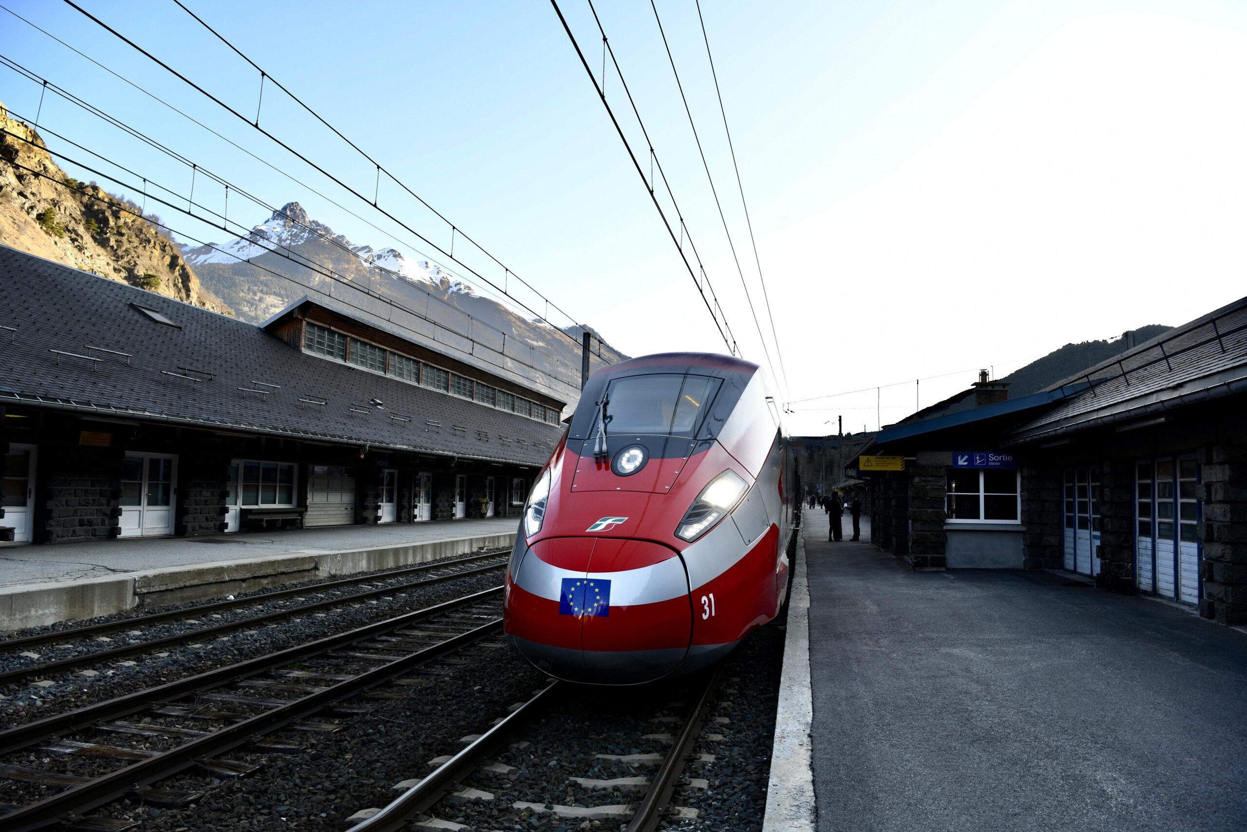 Un treno Frecciarossa in servizio sulla rete francese: Trenitalia France consolida la propria presenza nell’Alta Velocità tra Parigi, Lione, Milano e Marsiglia, raggiungendo 4,7 milioni di passeggeri in quattro anni.