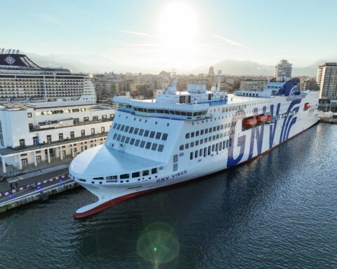 GNV Virgo, prima nave passeggeri italiana di lunga percorrenza alimentata a gas naturale liquefatto, durante la cerimonia di battesimo nel porto di Palermo. Un passo concreto verso il trasporto marittimo sostenibile.