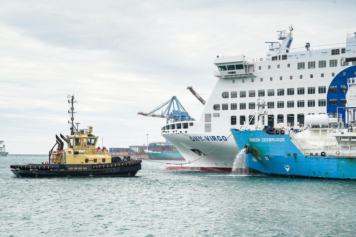 Il traghetto GNV Virgo durante le operazioni di rifornimento a bio-GNL nel porto di Genova: un momento simbolico per l’inizio della transizione energetica nel trasporto marittimo italiano.