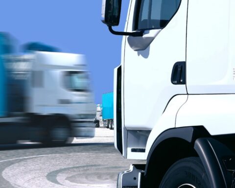 FIAP e IRU consegnano alla Commissione europea migliaia di firme contro l’obbligo di acquisto di veicoli a zero emissioni, chiedendo una transizione sostenibile per il trasporto merci su strada.