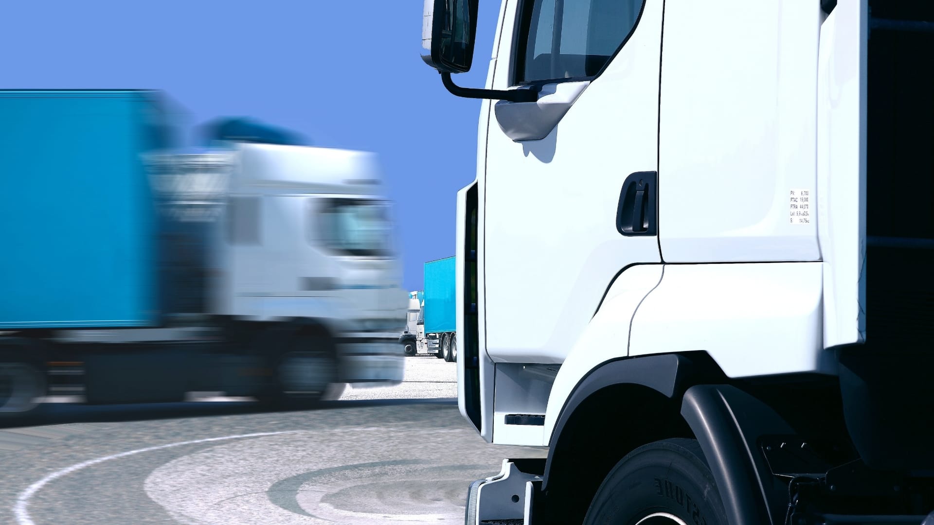 FIAP e IRU consegnano alla Commissione europea migliaia di firme contro l’obbligo di acquisto di veicoli a zero emissioni, chiedendo una transizione sostenibile per il trasporto merci su strada.