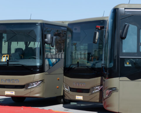 IVECO BUS consegna tre autobus CROSSWAY alla Direzione della Sicurezza Pubblica dell’Oman per il trasporto interurbano.