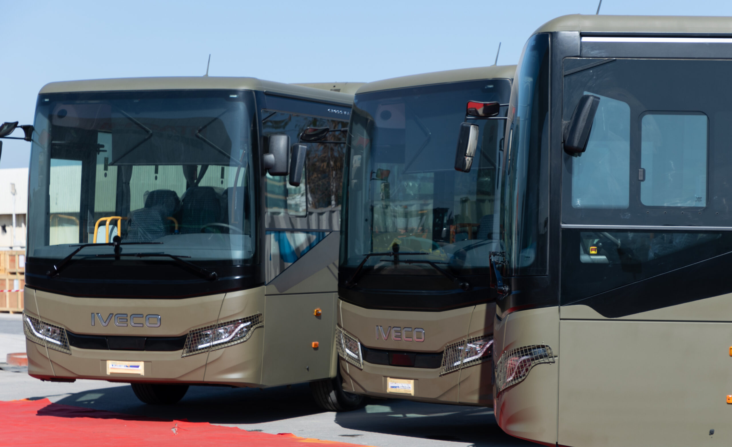 IVECO BUS consegna tre autobus CROSSWAY alla Direzione della Sicurezza Pubblica dell’Oman per il trasporto interurbano.