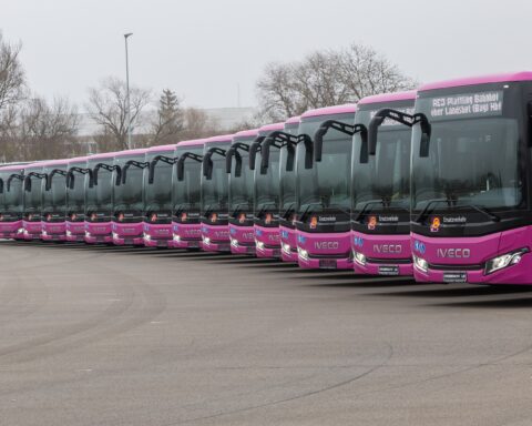 Consegna dei nuovi bus interurbani CROSSWAY Low Entry da parte di IVECO BUS a deu.mobil GmbH, destinati al servizio sostitutivo ferroviario (SEV) in Germania meridionale.