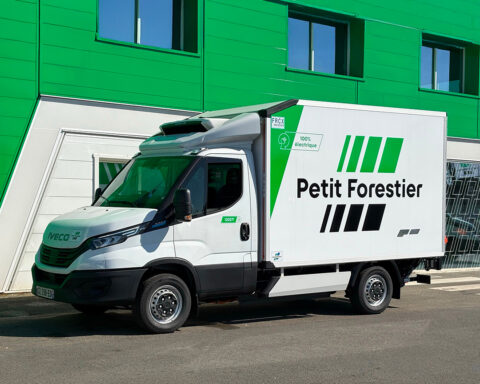 IVECO e Petit Forestier rafforzano la mobilità elettrica in Europa con 275 veicoli eDaily consegnati. Refrigerati, silenziosi e a zero emissioni, sono destinati a rivoluzionare le consegne nelle aree urbane.