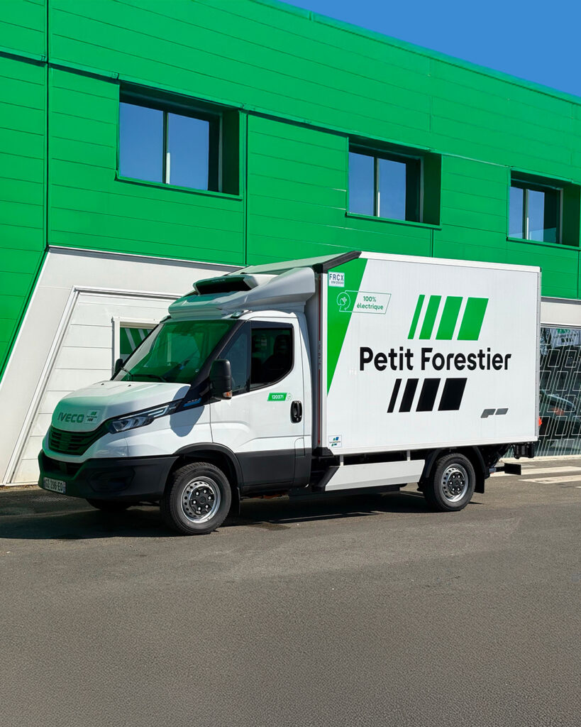 IVECO e Petit Forestier rafforzano la mobilità elettrica in Europa con 275 veicoli eDaily consegnati. Refrigerati, silenziosi e a zero emissioni, sono destinati a rivoluzionare le consegne nelle aree urbane.