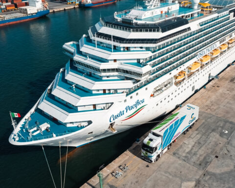 Camion elettrico LC3 Trasporti in operazioni di carico presso il porto di Genova: parte la sperimentazione per una logistica sostenibile al servizio delle forniture marittime.