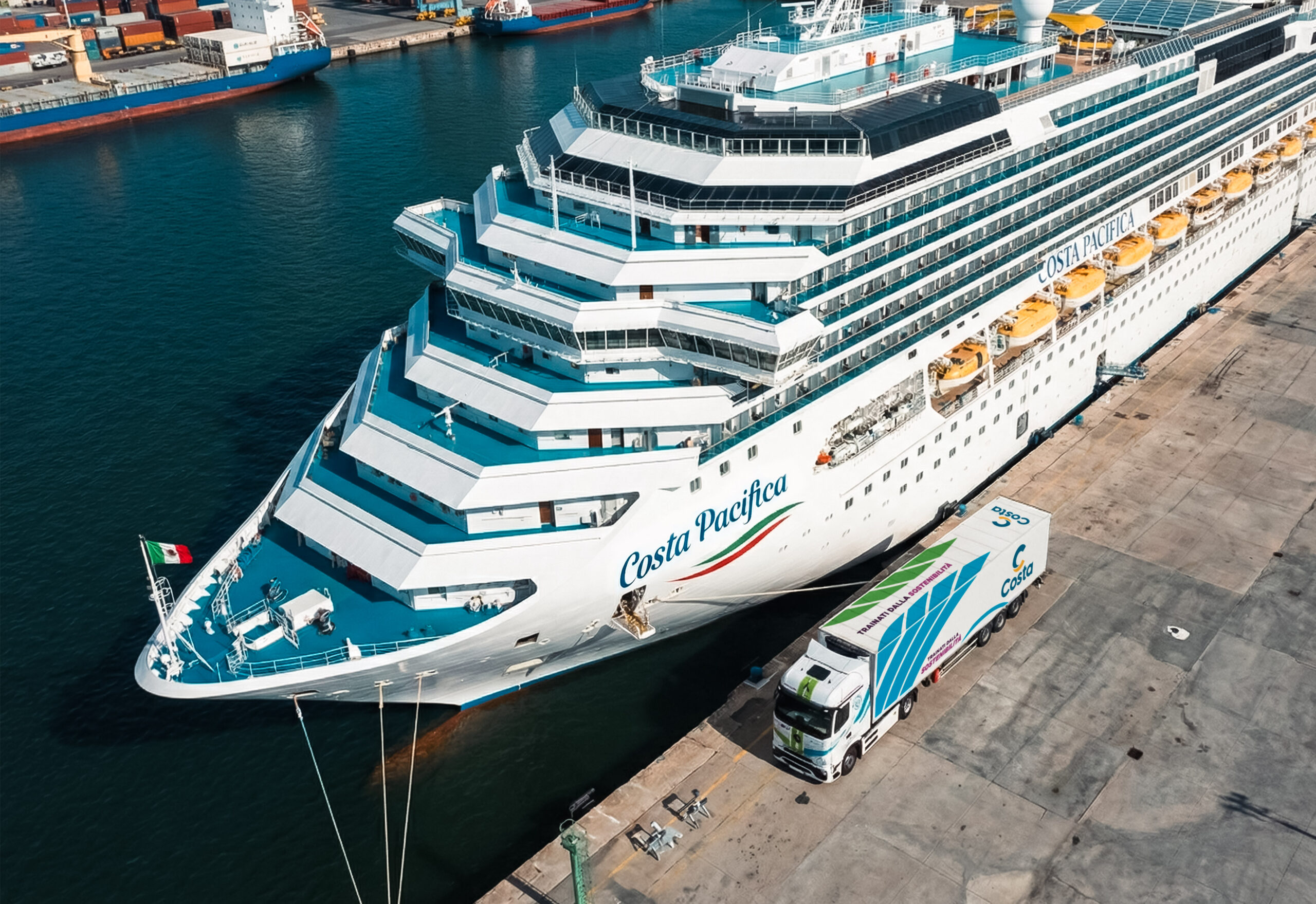 Camion elettrico LC3 Trasporti in operazioni di carico presso il porto di Genova: parte la sperimentazione per una logistica sostenibile al servizio delle forniture marittime.