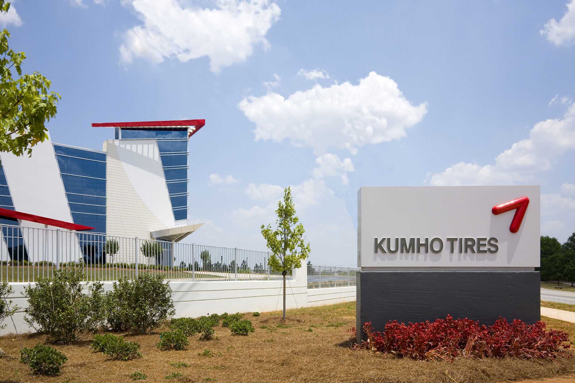 Una sede internazionale di Kumho Tire: l’azienda amplia la propria rete globale con il primo stabilimento europeo in Polonia.