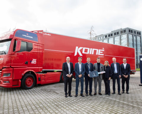 Consegnati i primi due camion elettrici MAN eTGX a Koinè, nell’ambito di un accordo con il Gruppo Sanpellegrino. Obiettivo: decarbonizzare il trasporto pesante con energia auto-prodotta.