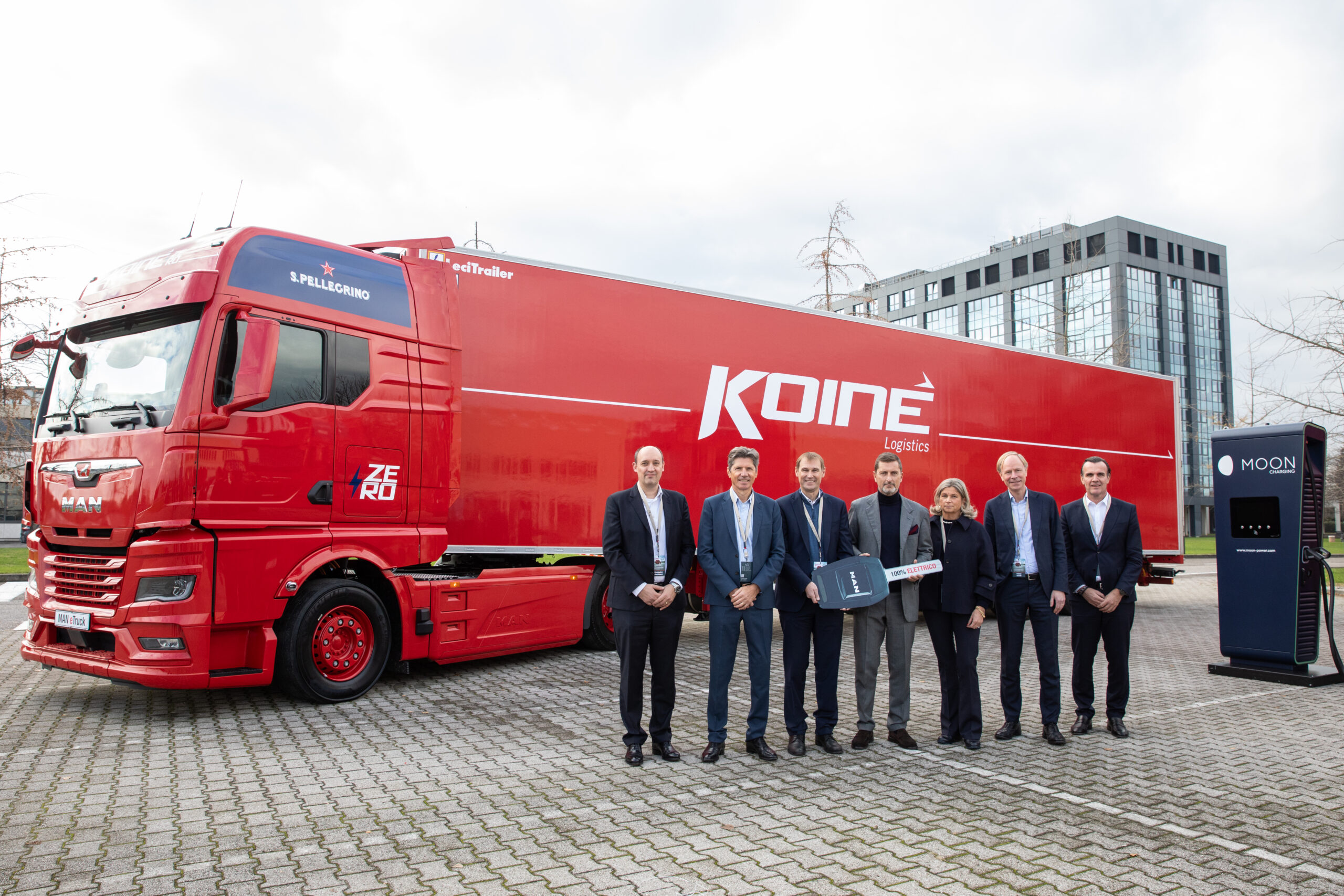 Consegnati i primi due camion elettrici MAN eTGX a Koinè, nell’ambito di un accordo con il Gruppo Sanpellegrino. Obiettivo: decarbonizzare il trasporto pesante con energia auto-prodotta.