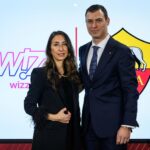 L'AS Roma annuncia l'accordo con Wizz Air, nuovo sponsor di manica e Compagnia Aerea Ufficiale del club. Visibilità, attivazioni per i tifosi e strategie condivise al centro della partnership.