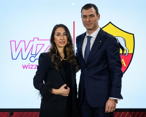 L'AS Roma annuncia l'accordo con Wizz Air, nuovo sponsor di manica e Compagnia Aerea Ufficiale del club. Visibilità, attivazioni per i tifosi e strategie condivise al centro della partnership.