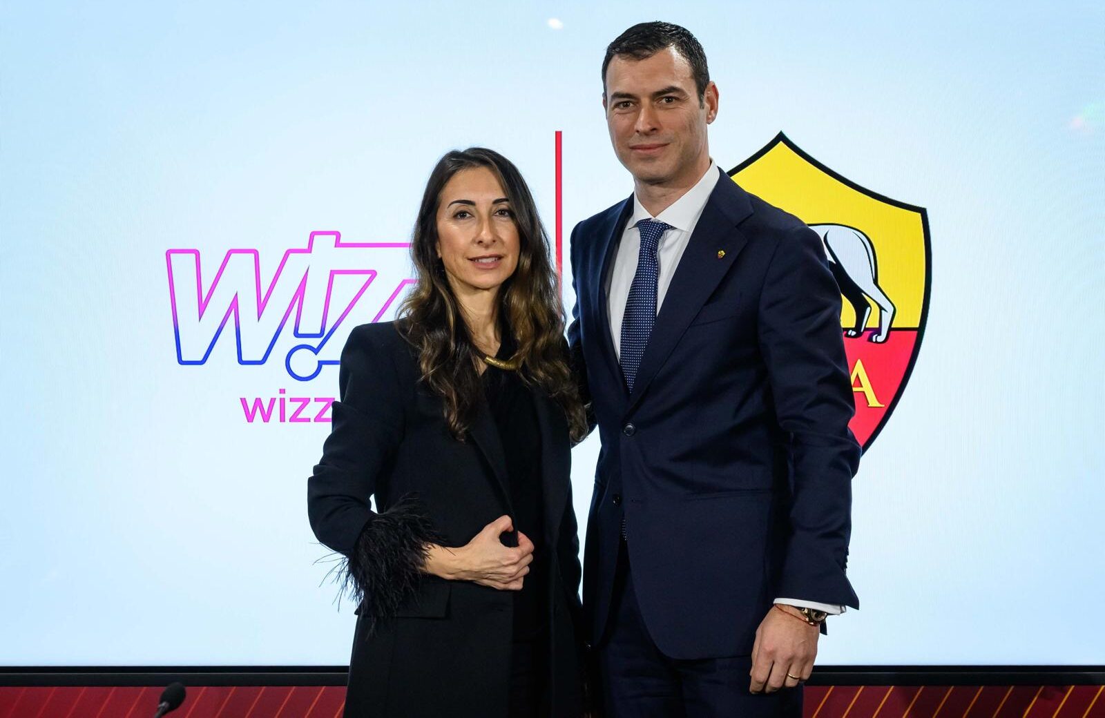L'AS Roma annuncia l'accordo con Wizz Air, nuovo sponsor di manica e Compagnia Aerea Ufficiale del club. Visibilità, attivazioni per i tifosi e strategie condivise al centro della partnership.