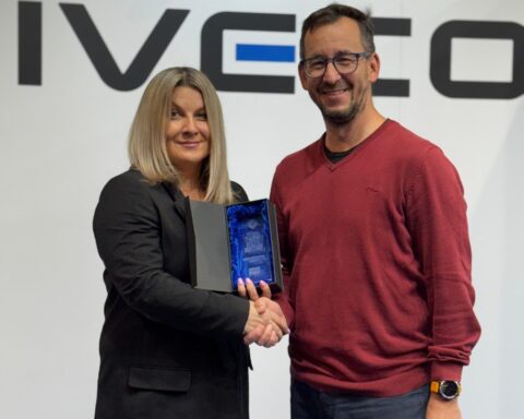 Il doppio riconoscimento ottenuto da IVECO BUS ai TOP TRANSPORT Awards 2025 sottolinea l’impegno del brand nella promozione di soluzioni sostenibili per la mobilità urbana in Europa.