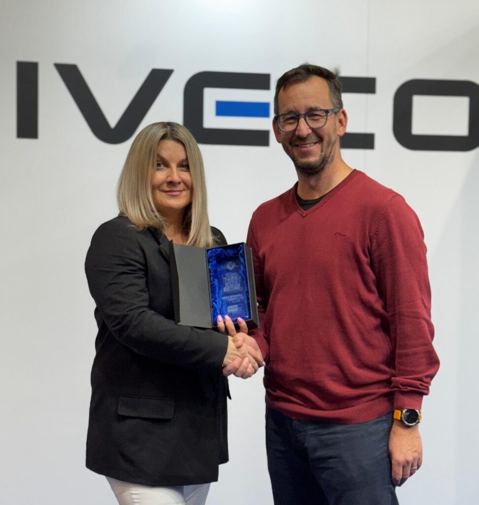Il doppio riconoscimento ottenuto da IVECO BUS ai TOP TRANSPORT Awards 2025 sottolinea l’impegno del brand nella promozione di soluzioni sostenibili per la mobilità urbana in Europa.