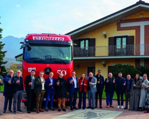 Il Gruppo Torello celebra 50 anni di attività rafforzando la storica alleanza con Daimler Truck Italia: una partnership orientata a una logistica sostenibile, innovativa e centrata sulle persone.
