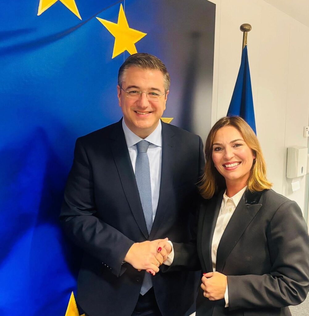 Il commissario europeo Apostolos Tzitzikōstas e Annalisa Tardino, commissario straordinario dell’AdSP del Mare di Sicilia Occidentale, durante l’incontro a Bruxelles per discutere il ruolo strategico dei porti siciliani nella nuova visione europea del Mediterraneo.