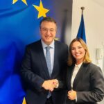 Il commissario europeo Apostolos Tzitzikōstas e Annalisa Tardino, commissario straordinario dell’AdSP del Mare di Sicilia Occidentale, durante l’incontro a Bruxelles per discutere il ruolo strategico dei porti siciliani nella nuova visione europea del Mediterraneo.