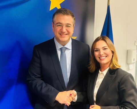 Il commissario europeo Apostolos Tzitzikōstas e Annalisa Tardino, commissario straordinario dell’AdSP del Mare di Sicilia Occidentale, durante l’incontro a Bruxelles per discutere il ruolo strategico dei porti siciliani nella nuova visione europea del Mediterraneo.